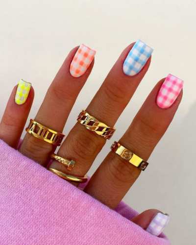 Manicure con cuadros vichy