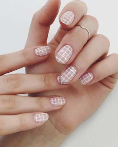 Manicure con cuadros vichy