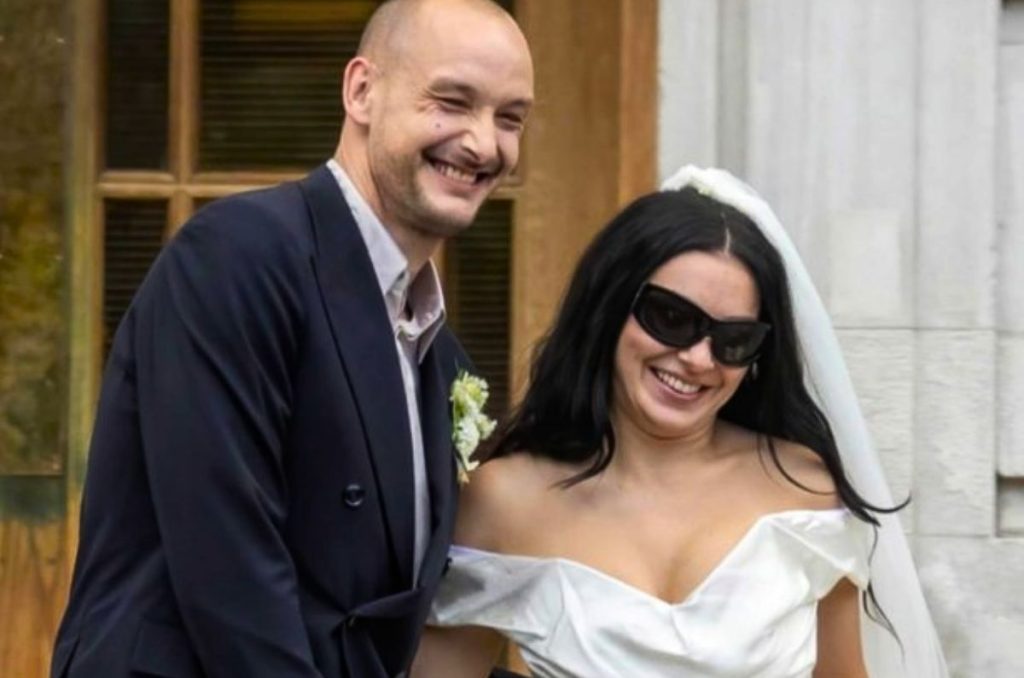Charli XCX se casó, pero ¿quién es su ahora esposo George?