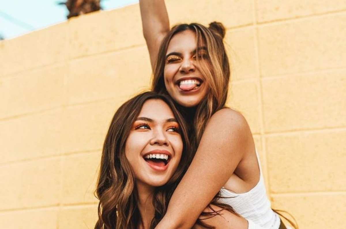 Fotos con tu mejor amiga: 7 ideas creativas y divertidas que querrás recrear ya