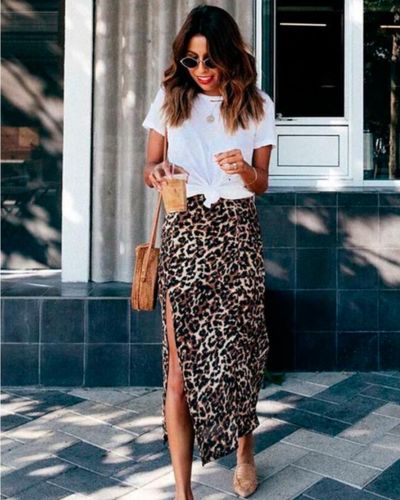Combinación de blusa blanca con falda animal print