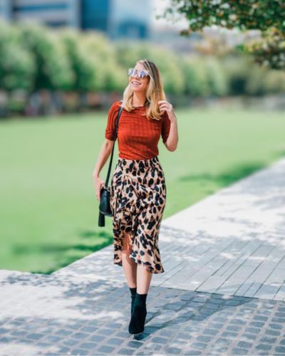 outfit con falda de animal print