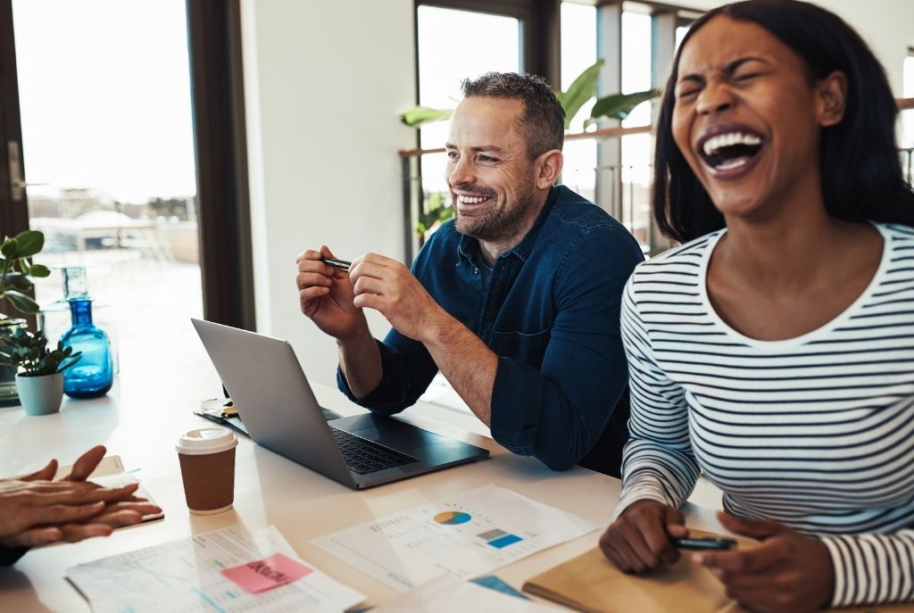 Estas son las claves para identificar si a tu compañero de trabajo también le gustas.