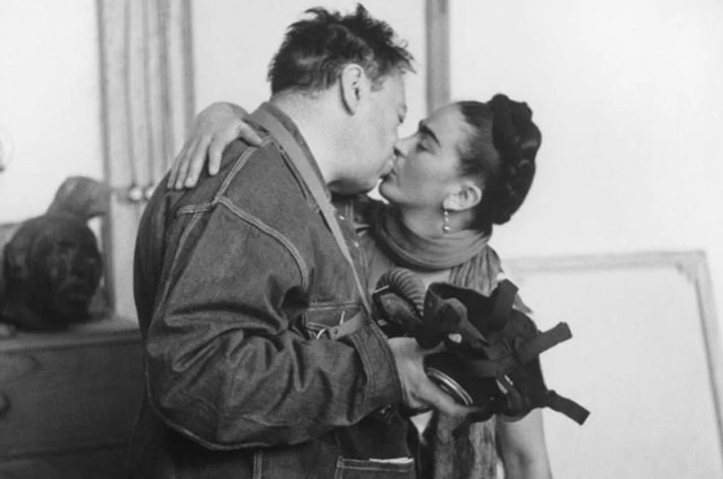 beso entre Frida Kahlo y Diego Rivera