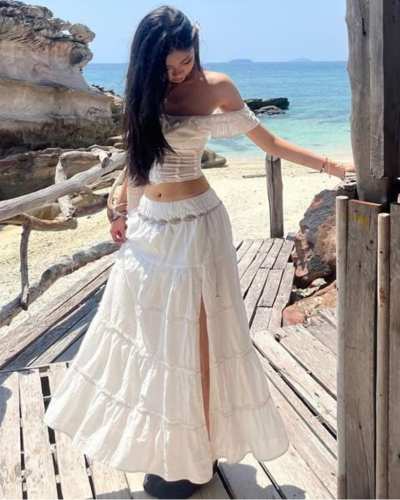 outfit con maxifalda blanca