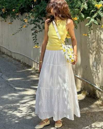 outfit con maxifalda blanca