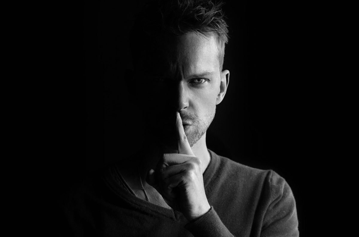 ¿Cómo saber si estás con una persona narcisista? Así se comporta y claves para identificar sus señales ocultas