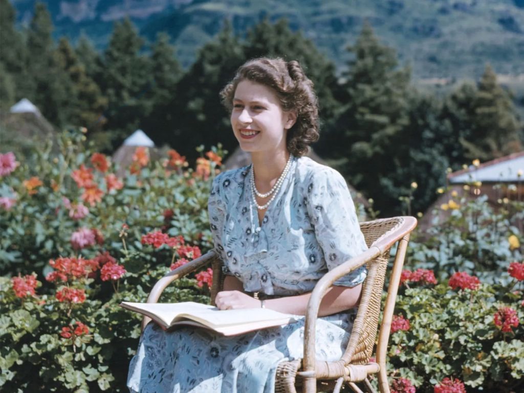 Los outfits más icónicos de la Reina Isabel llegan a esta exposición  0