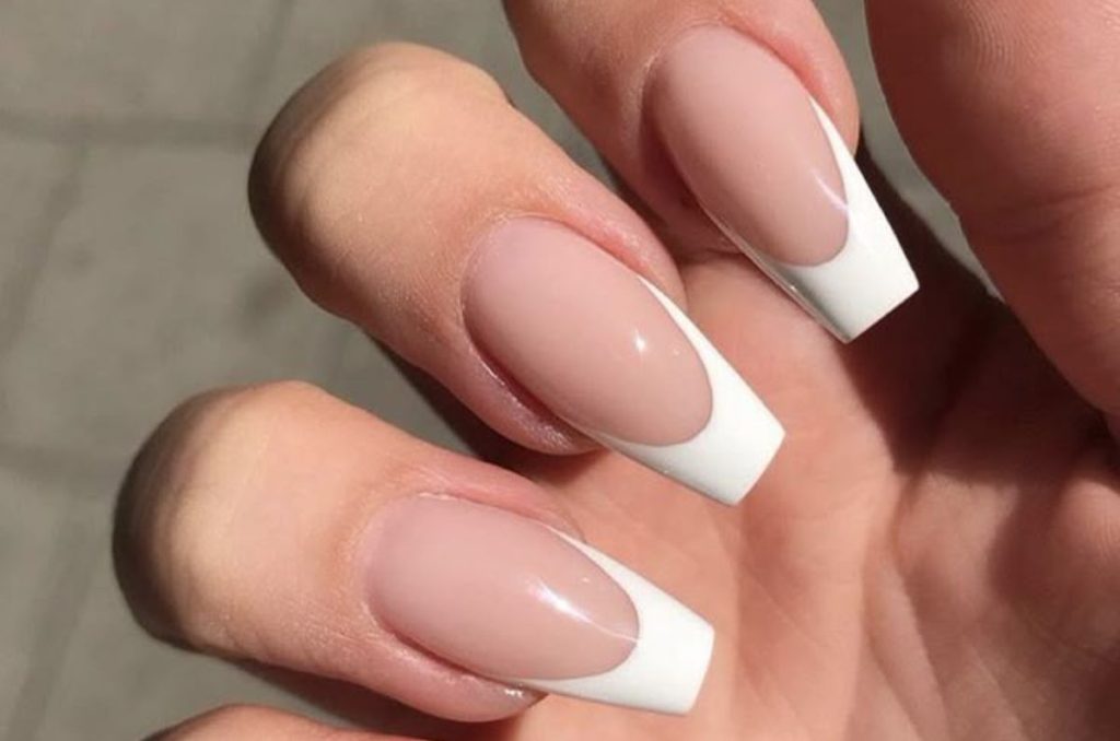 Uñas francesas elegantes: diseños clásicos y modernos que nunca pasan de moda 4