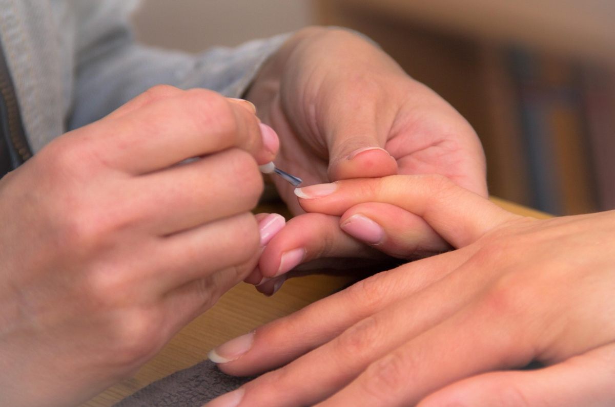 Uñas frágiles y quebradizas: causas, errores y remedios para fortalecerlas