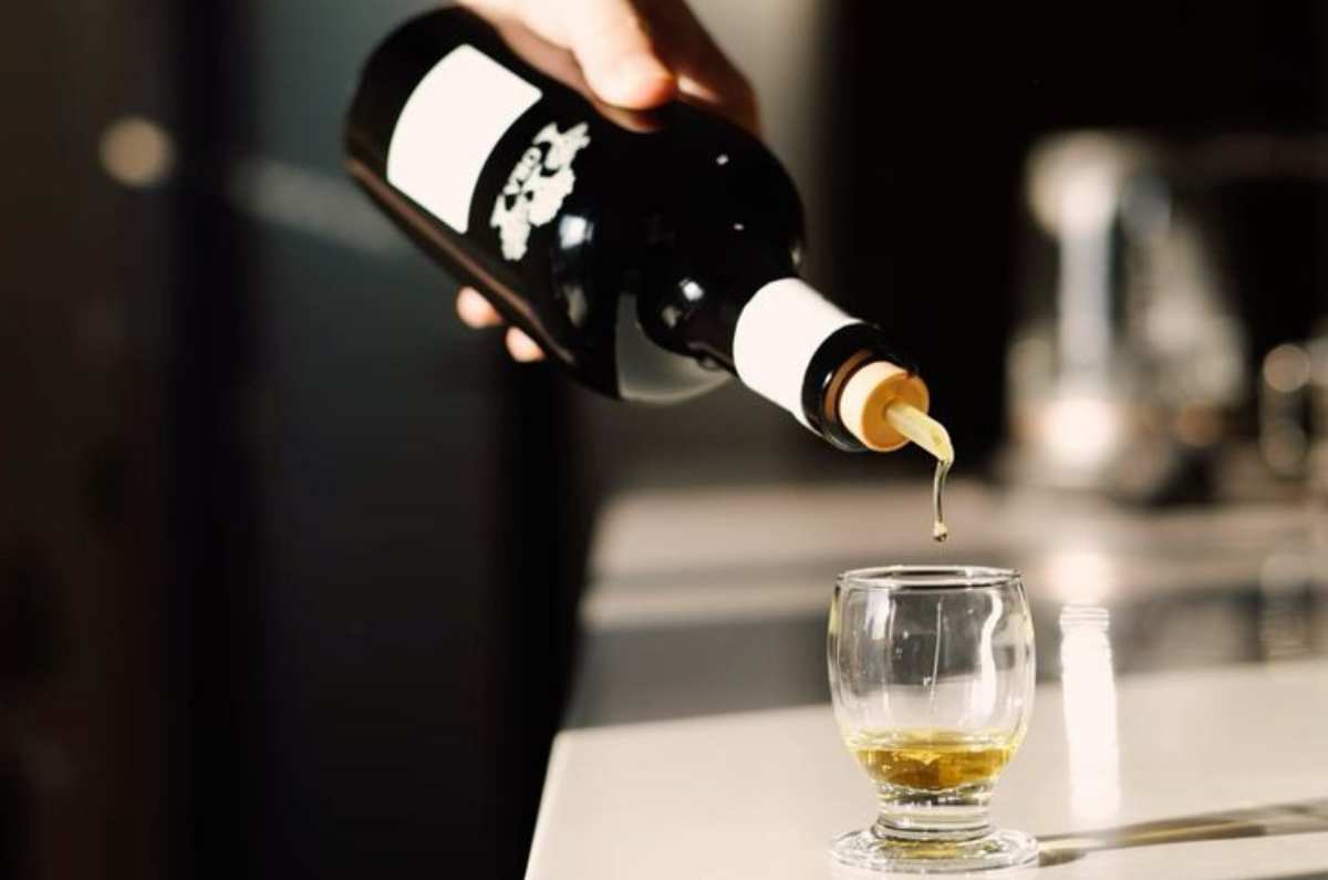 ¿Aceite de oliva en shot? Los efectos reales de incorporarlo en tu rutina diaria