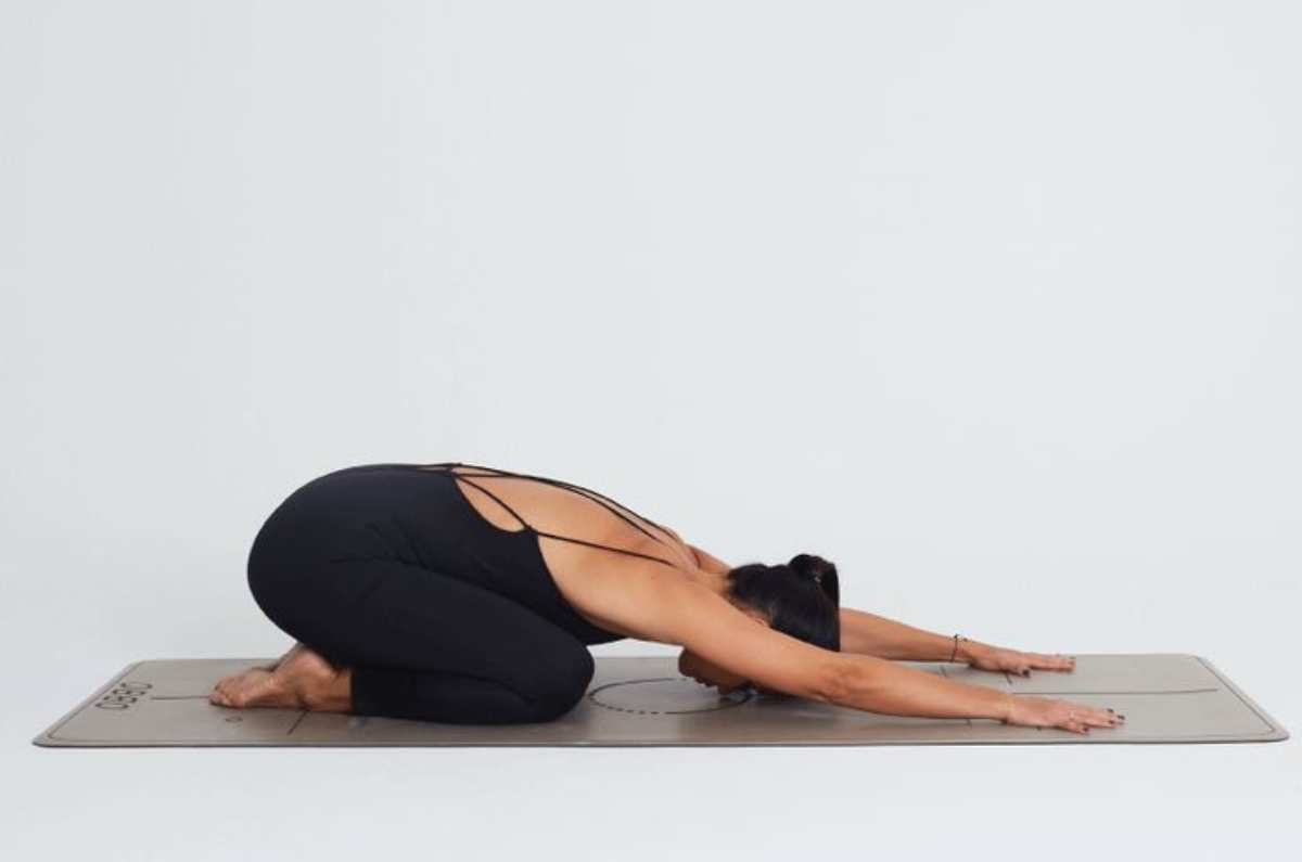 Mejora tu postura con estos 5 ejercicios de yoga restaurativo