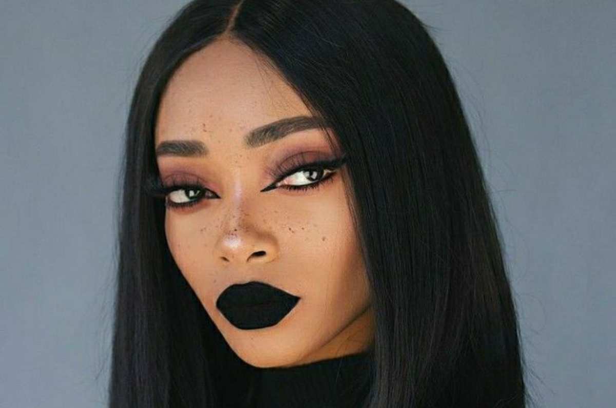 Labial negro: la tendencia inesperada que dominará el verano 2025