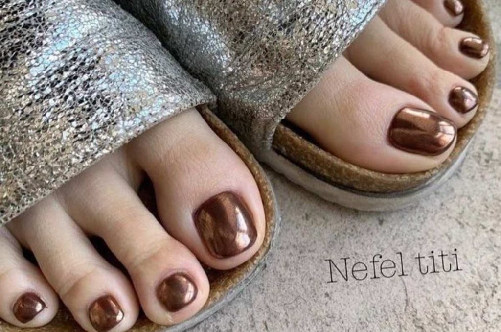 Pedicure color chocolate: la tendencia de uñas que debes probar 2
