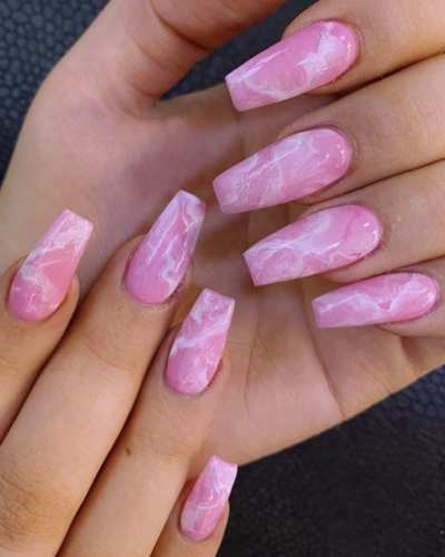 Uñas chicle: 5 diseños con la tendencia más divertida y pop del verano 5