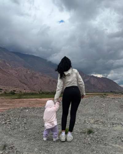 Cazzu y su hija Inti @cazzuglobal
