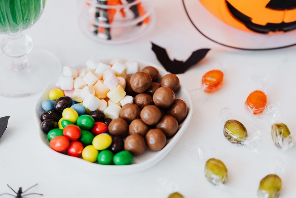 Dulces caseros decorados con motivos de Halloween, como calabazas, fantasmas y murciélagos.