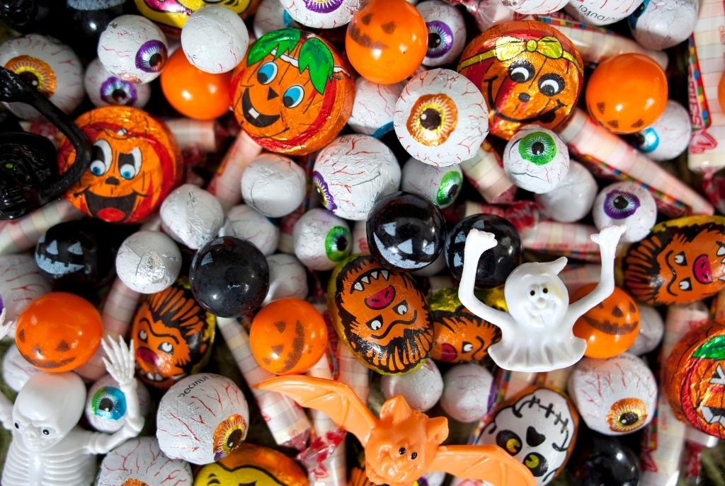 Dulces envueltos con diseños de Halloween como calabazas, fantasmas y murciélagos.