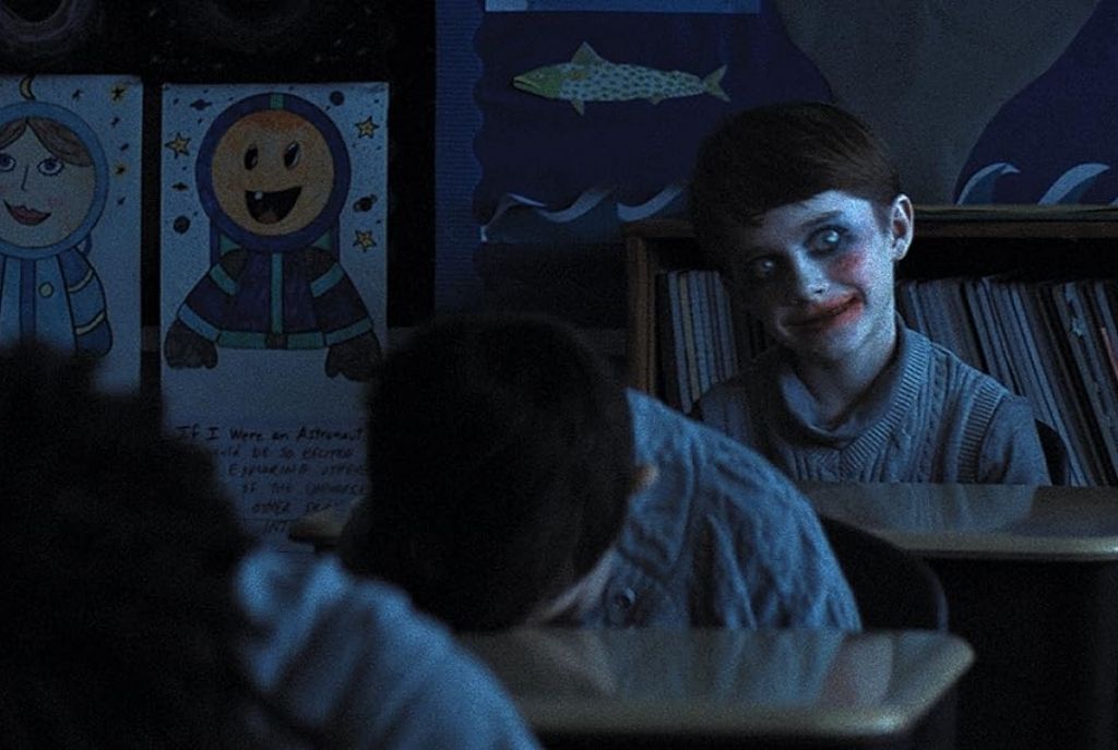 Escena de la película de terror “La hora de la desaparición” con atmósfera misteriosa y escalofriante