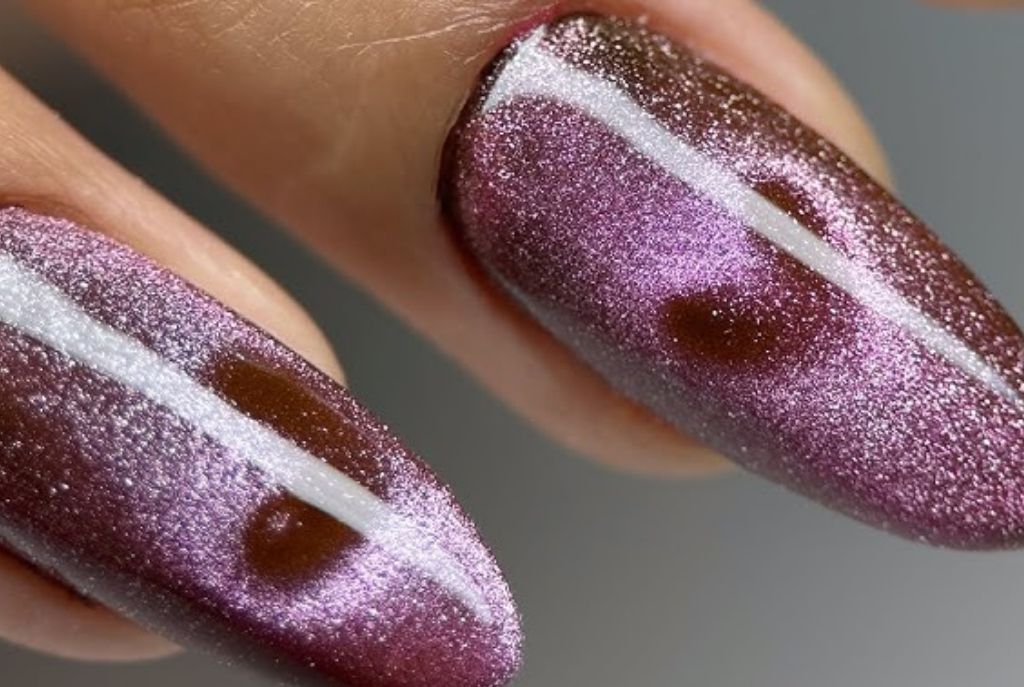 Uñas con diseño de corazón y efecto brillante