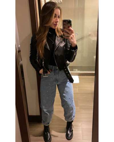 Outfits elegantes con mom jeans para conquistar la oficina con estilo 4