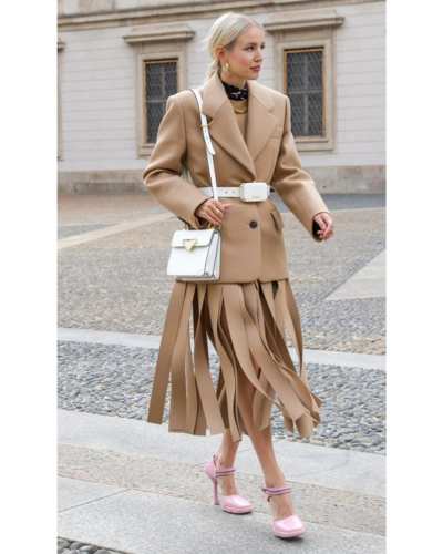Cómo llevar vestidos con flecos y lucir con estilo en cualquier ocasión 1