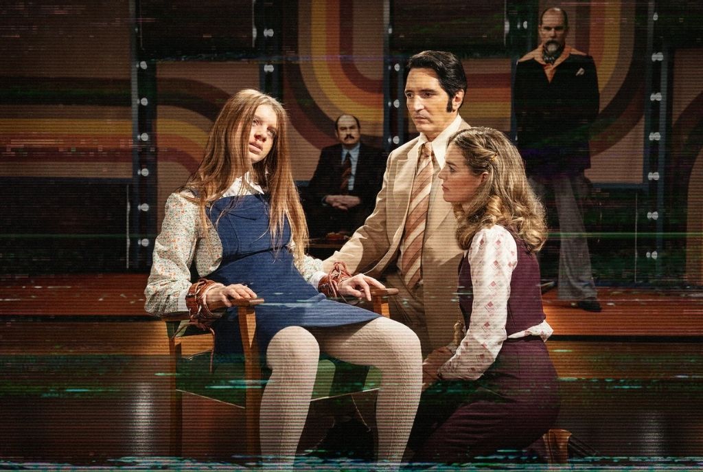 Escena de posesión demoníaca en el programa de televisión De noche con el diablo