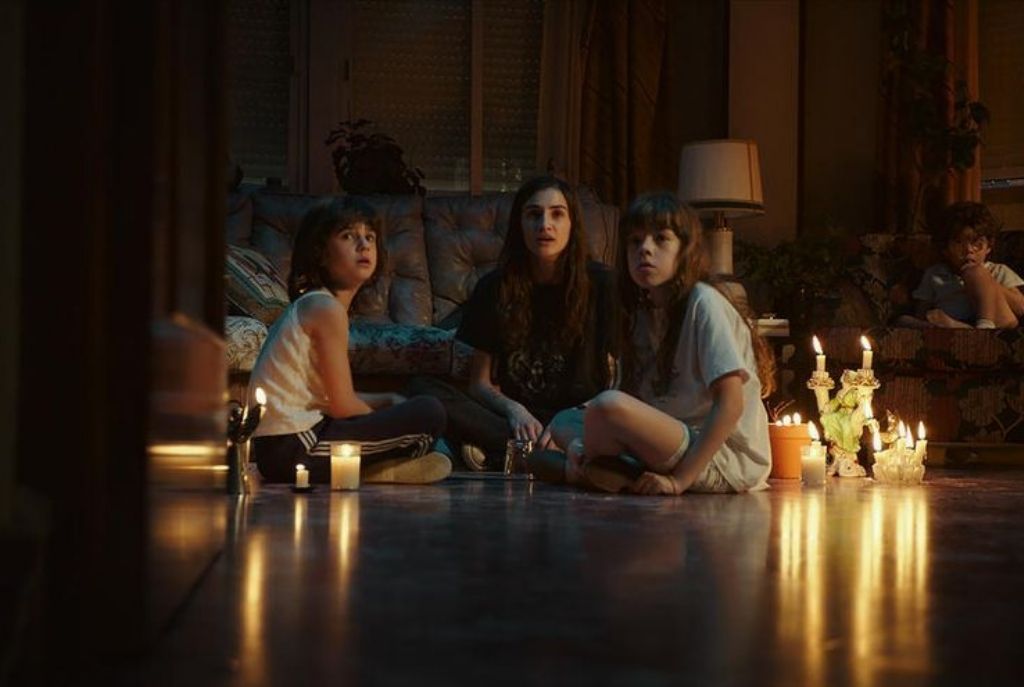Escena de la película española Verónica, joven enfrentando fenómenos paranormales