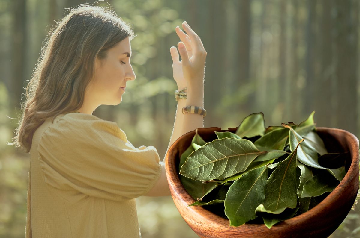 Quemar laurel en otoño: ¿Cuáles son los beneficios de este ritual?