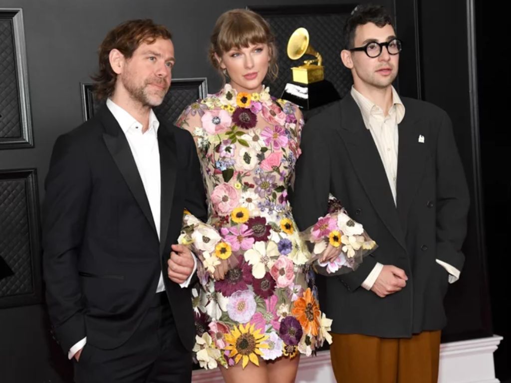 Taylor Swift, Jack Antonoff y Aaron Dessner (Grammys, 2021)