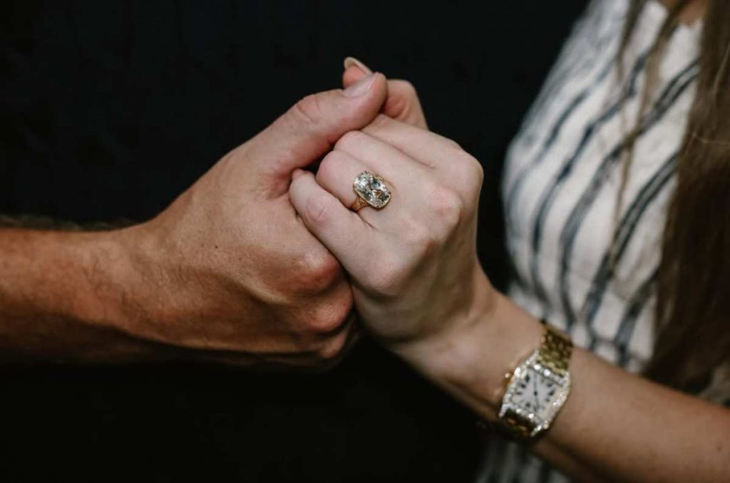 Taylor Swift y Travis Kelce anuncian compromiso