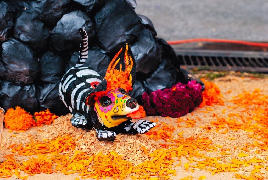 Figura del Xoloitzcuintle en la ofrenda