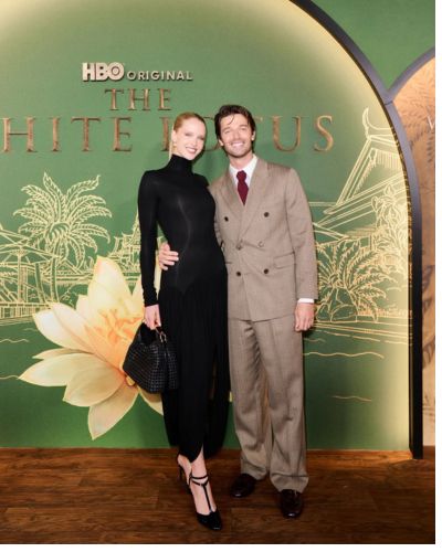 Abby Champion y Patrick Schwarzenegger alfombra roja white lotus