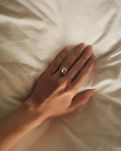 asi es el anillo de comrpomiso de liam hemsworth y gabriella brooks