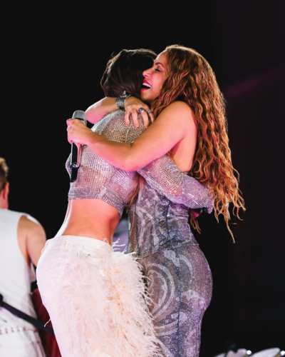 Belinda y Shakira juntas en el escenario - Instagram @belindapop
