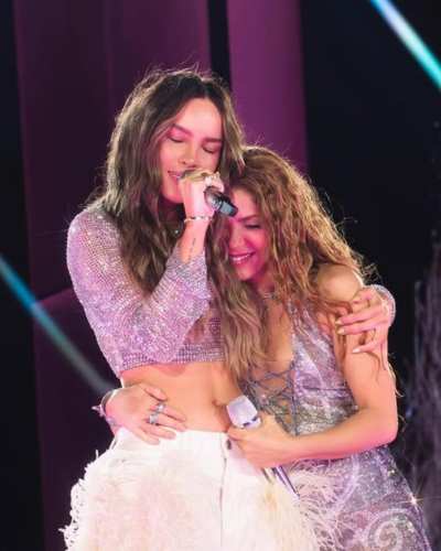 Belinda y Shakira juntas en el escenario - Instagram @belindapop

