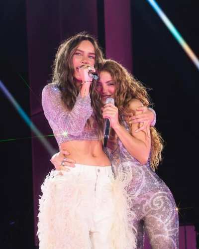 Shaki junto a Beli en concierto