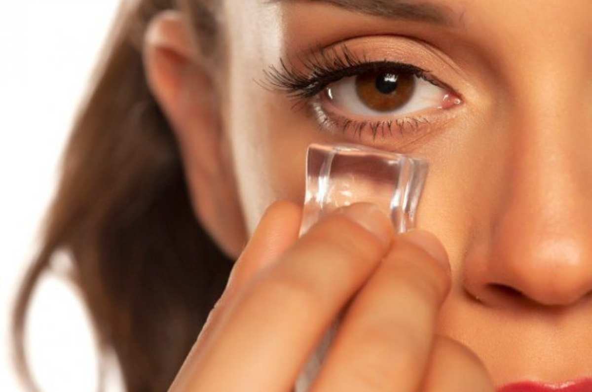 ¿Para qué es bueno aplicar hielo en el rostro al levantarme?