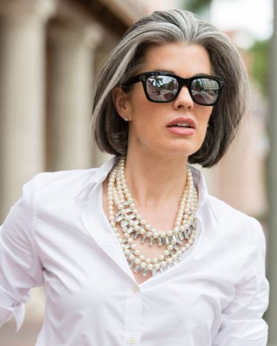 Cabello canoso brillante y saludable, cuidado con productos adecuados