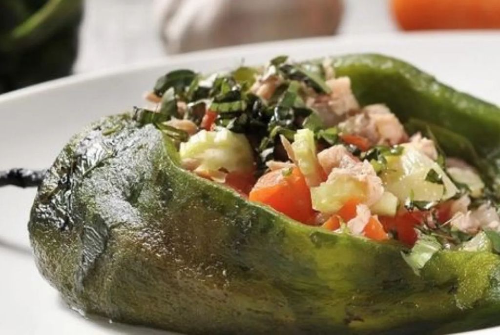 Chile relleno de quinoa cocido y listo para servir, una alternativa saludable al platillo tradicional para fiestas patrias