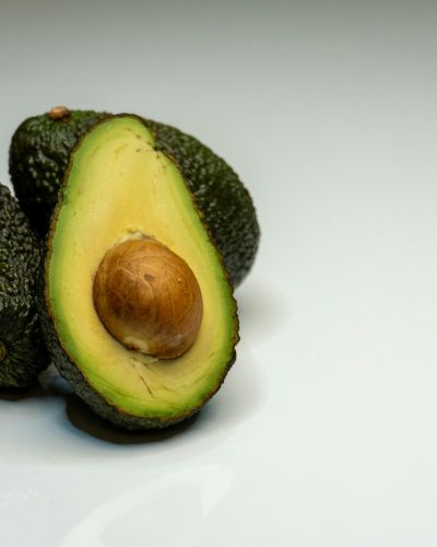 Aguacate maduro para hacer tinte casero para canas
