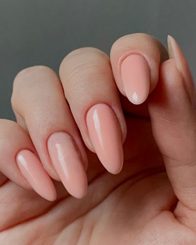 Mujer con uñas nude de barniz con sustancias prohibidas en esmaltes y geles de uñas