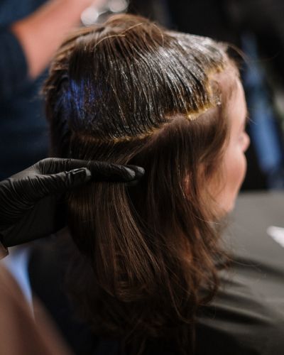 Mujer oscurece las canas con tinte casero