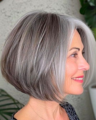 Corte recto con flequillo para mujeres con canas, largo y liso, estilo clásico