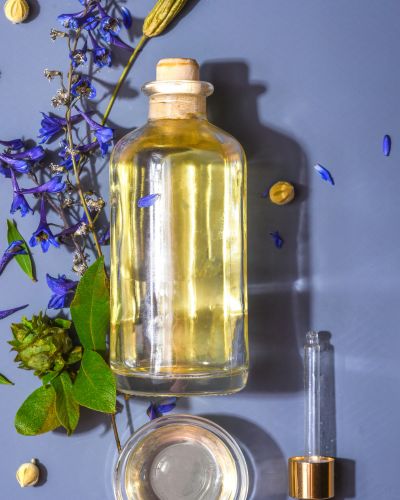 Aceite de ricino en frasco para usar en las pestañas