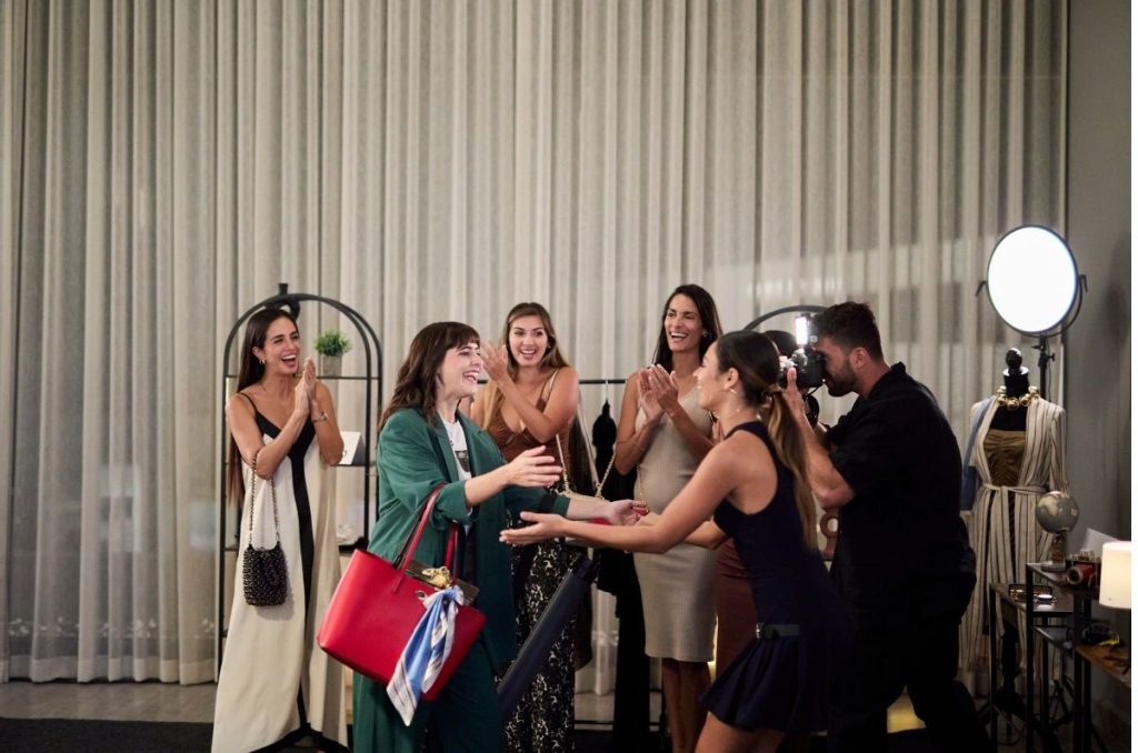 mujeres reuinidas en fiesta inn
