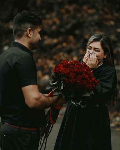 Pareja le regala flores a su novia para hacerla sentir el princess treatment
