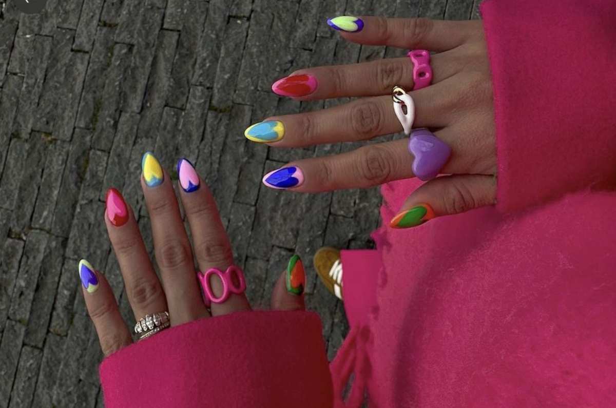 Diseños de uñas de los 80 que conquistarán tus manos este 2025