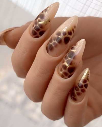 Uñas decoradas combinando diseño de efecto jaguar y efecto rosa brillante