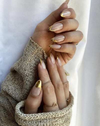 Uñas francesas con puntas doradas y acabado brillante, estilo elegante y moderno.